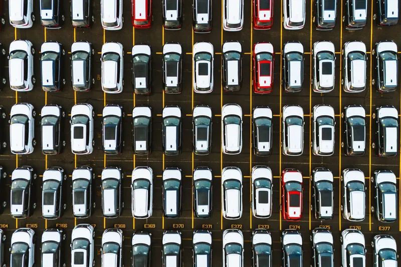 真上から見た、車がすき間なく並ぶ駐車場