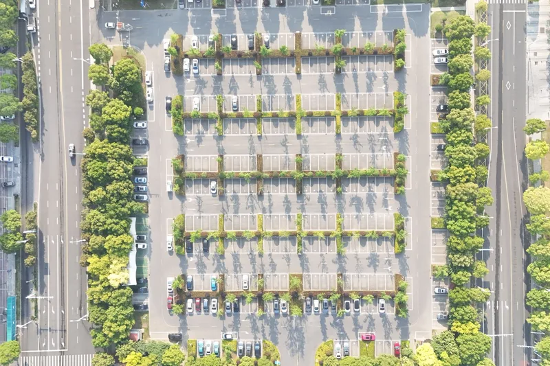 屋外の駐車場に並んで停まっている車