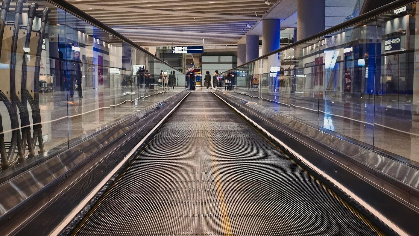 空港ターミナルの動く歩道の写真