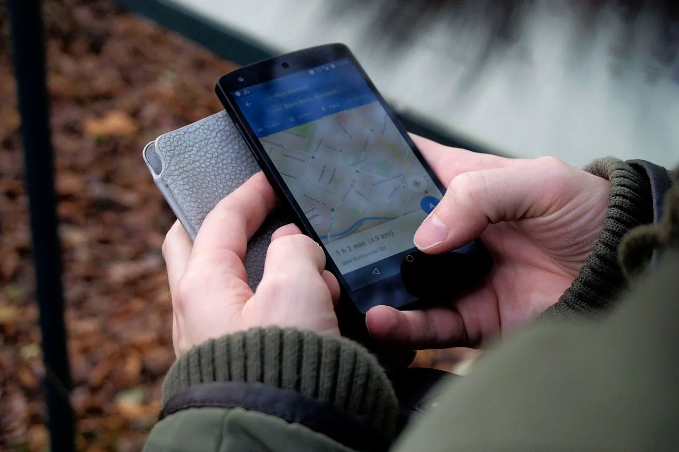 地図アプリを開いたスマートフォンを手に持つ旅行者の手元