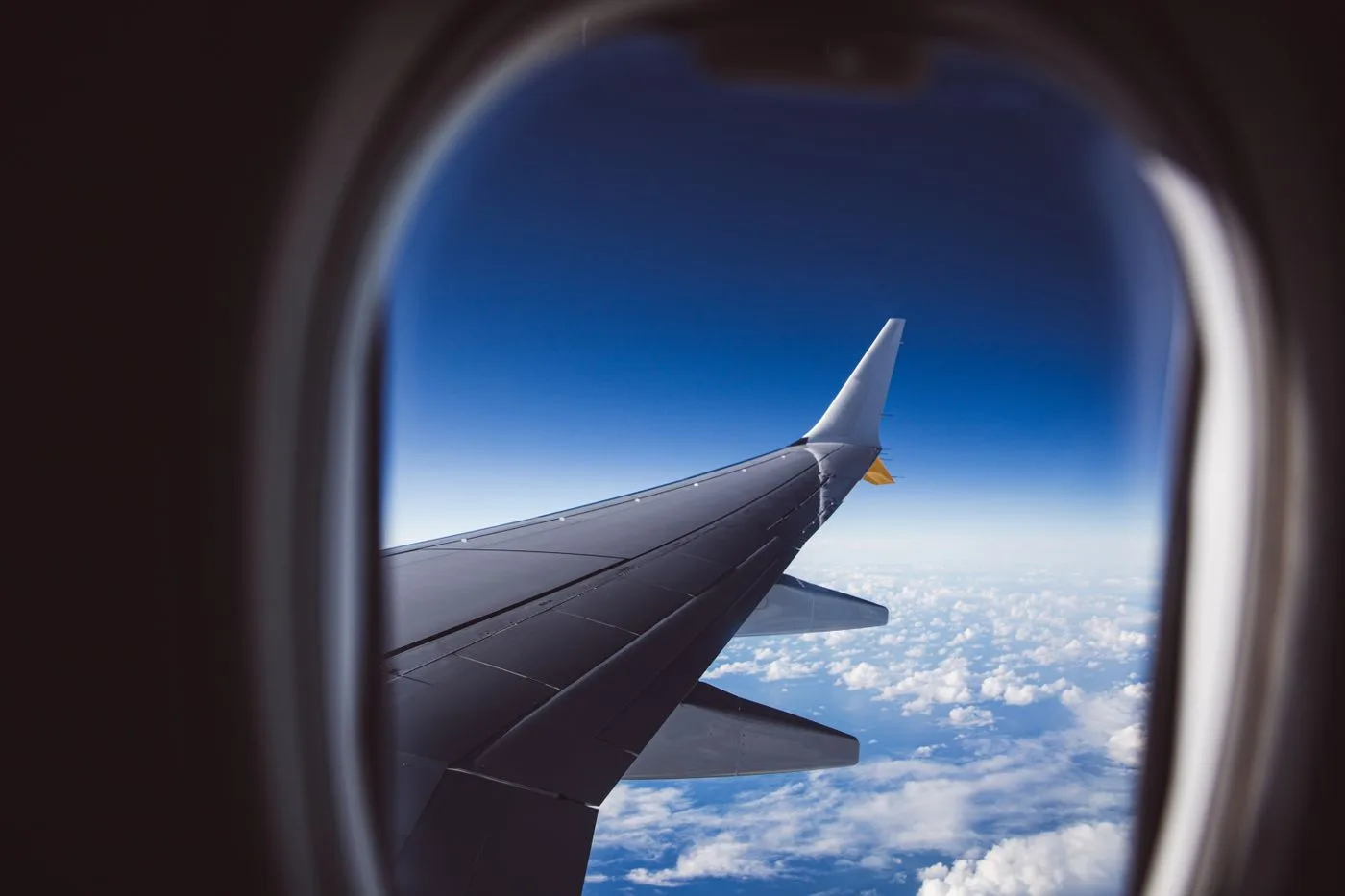 旅客機の窓から見える主翼と雲