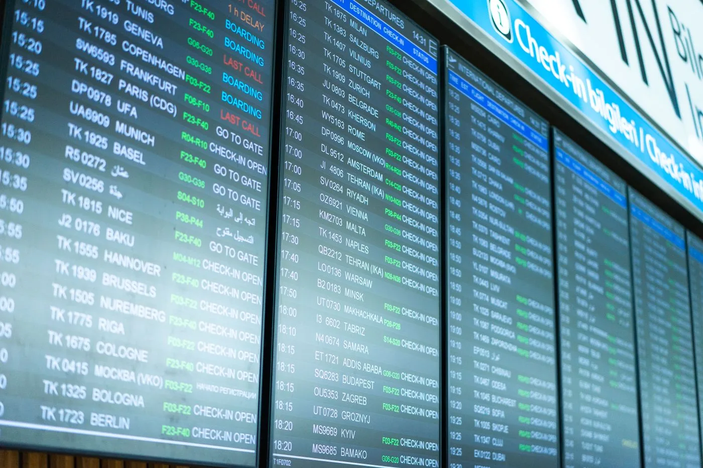 空港の出発便の案内表示