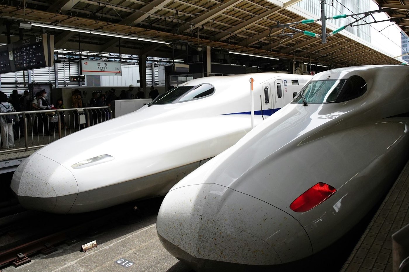 東京駅のホームに並んで停車する2台の新幹線車両