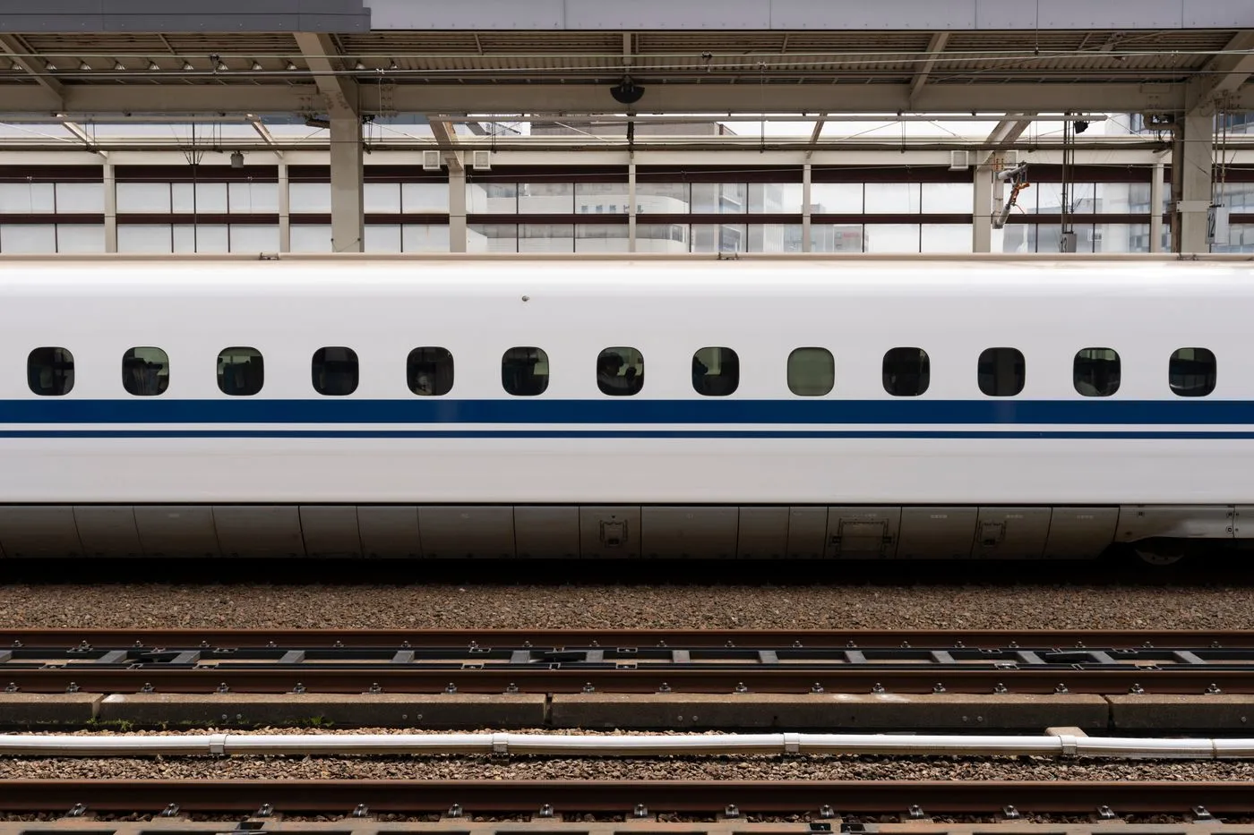 駅のホームに停車する新幹線車両の側面