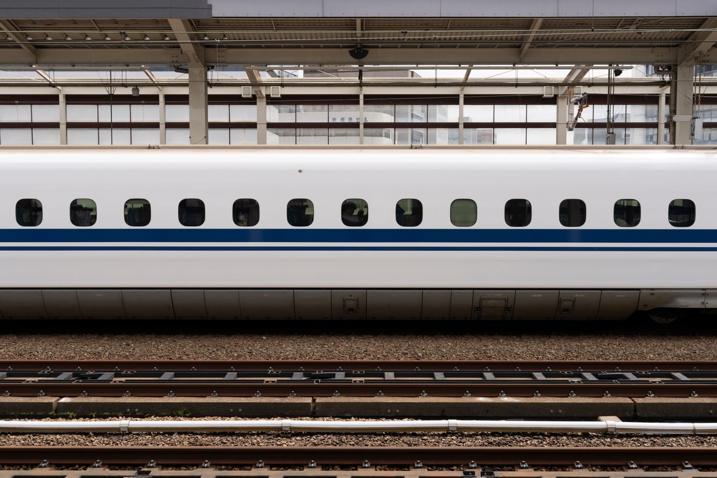 駅のホームに停車する新幹線車両の側面