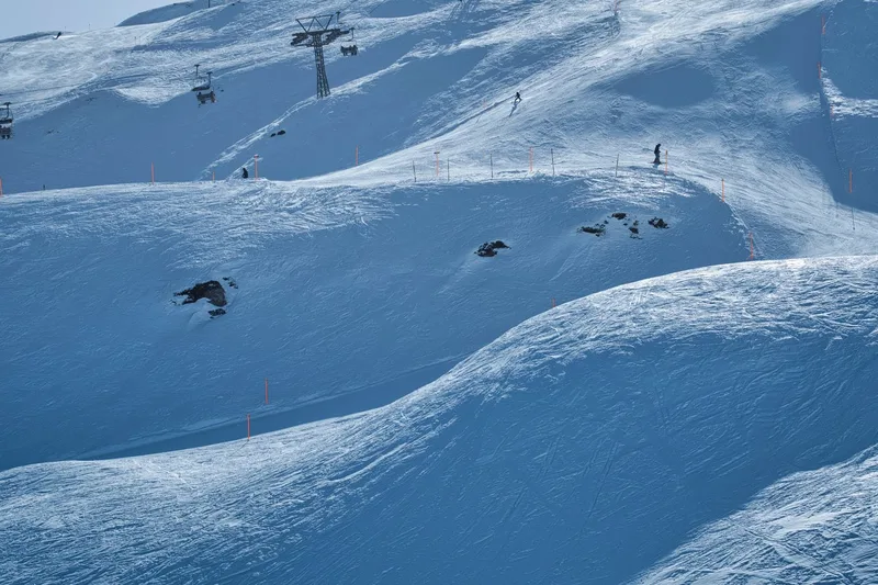 リフトがかかる晴れた日の雪のゲレンデ