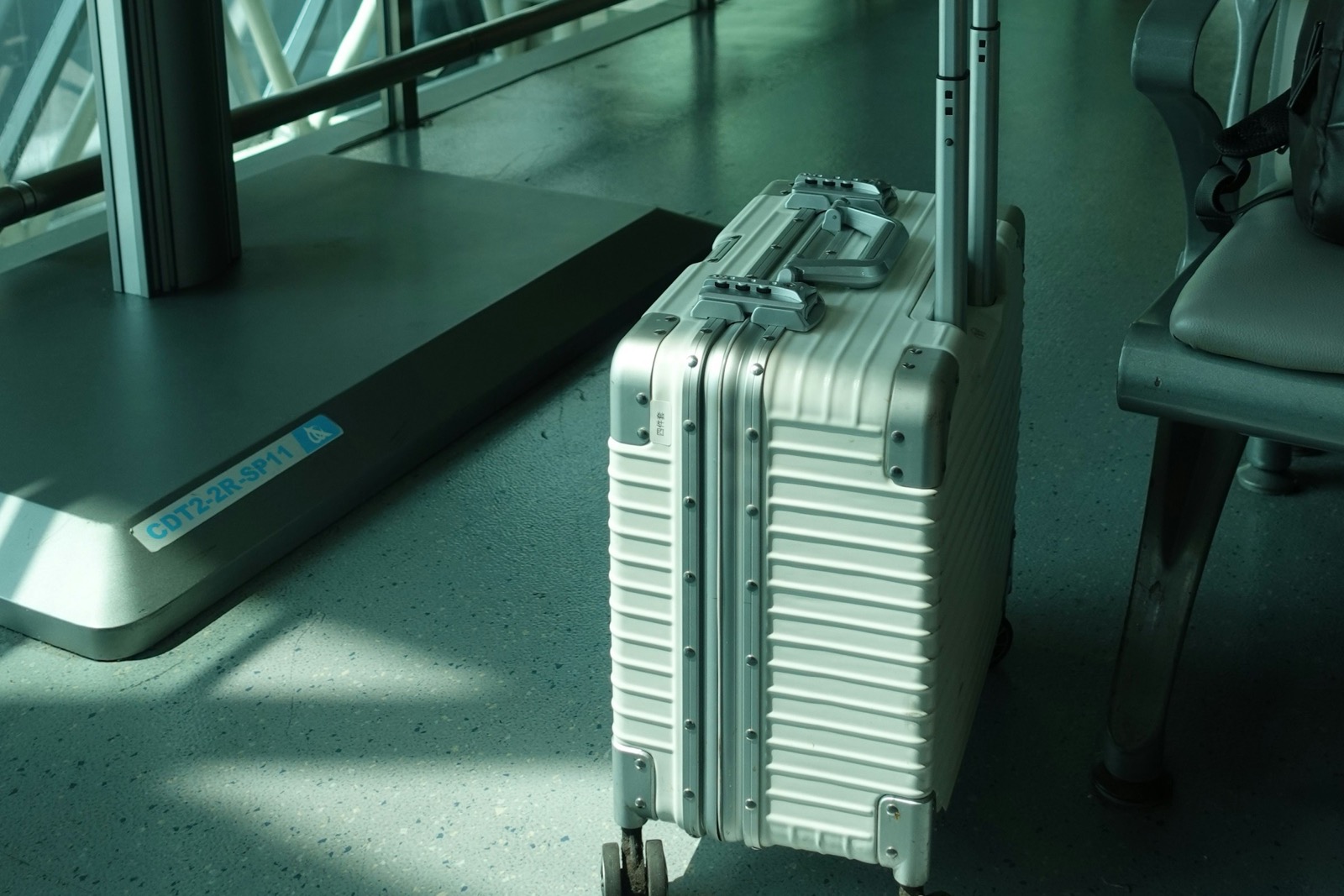 空港ロビーに置かれた大型のハードケーススーツケース