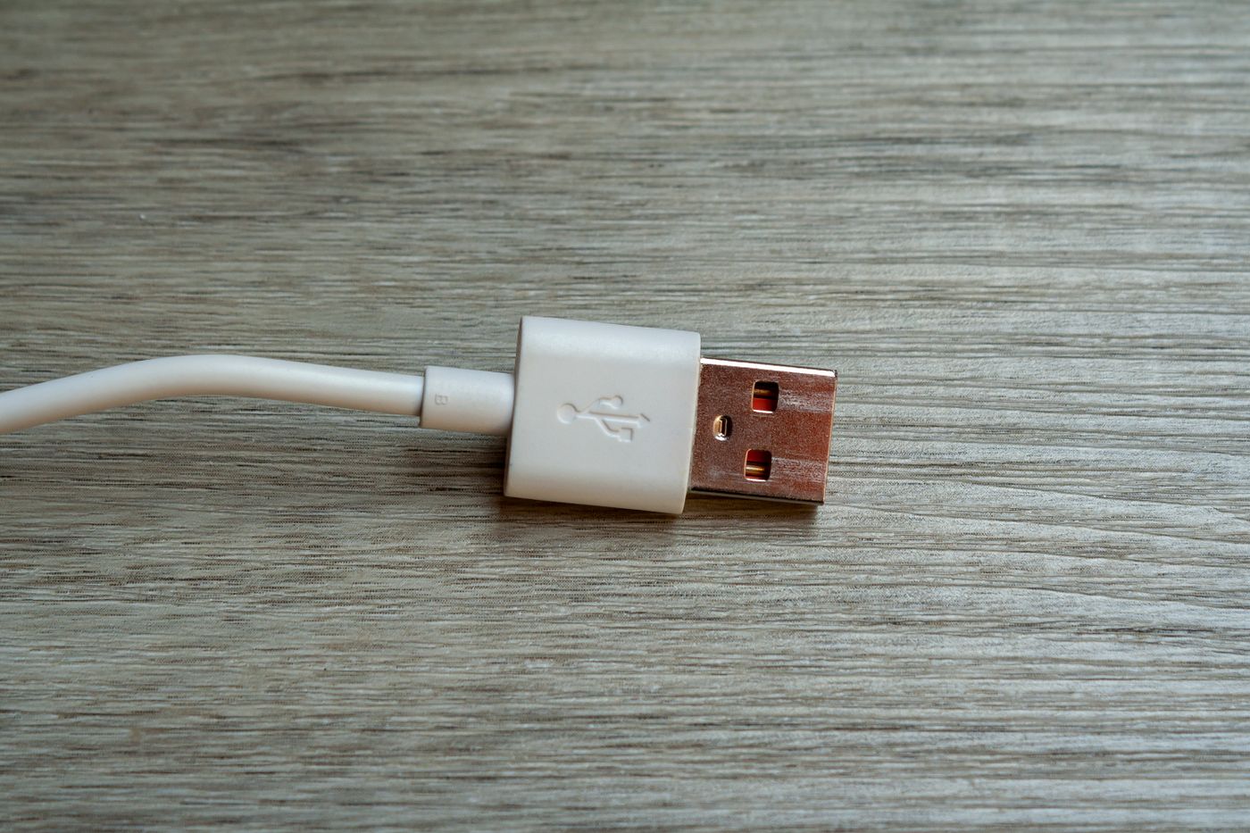 白いUSBケーブルのコネクタ部分のクローズアップ